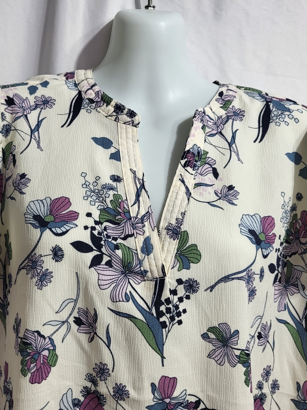 Denver Hayes Cream Floral V-Neck Short Sleeve Blouse - Picture 3 of 6